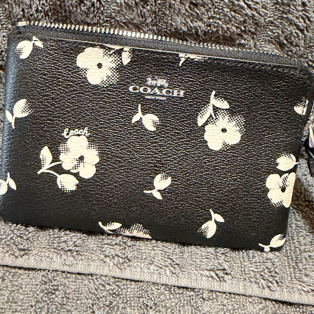 Coach Corner Zip Wristlet with Floral Print-NEW